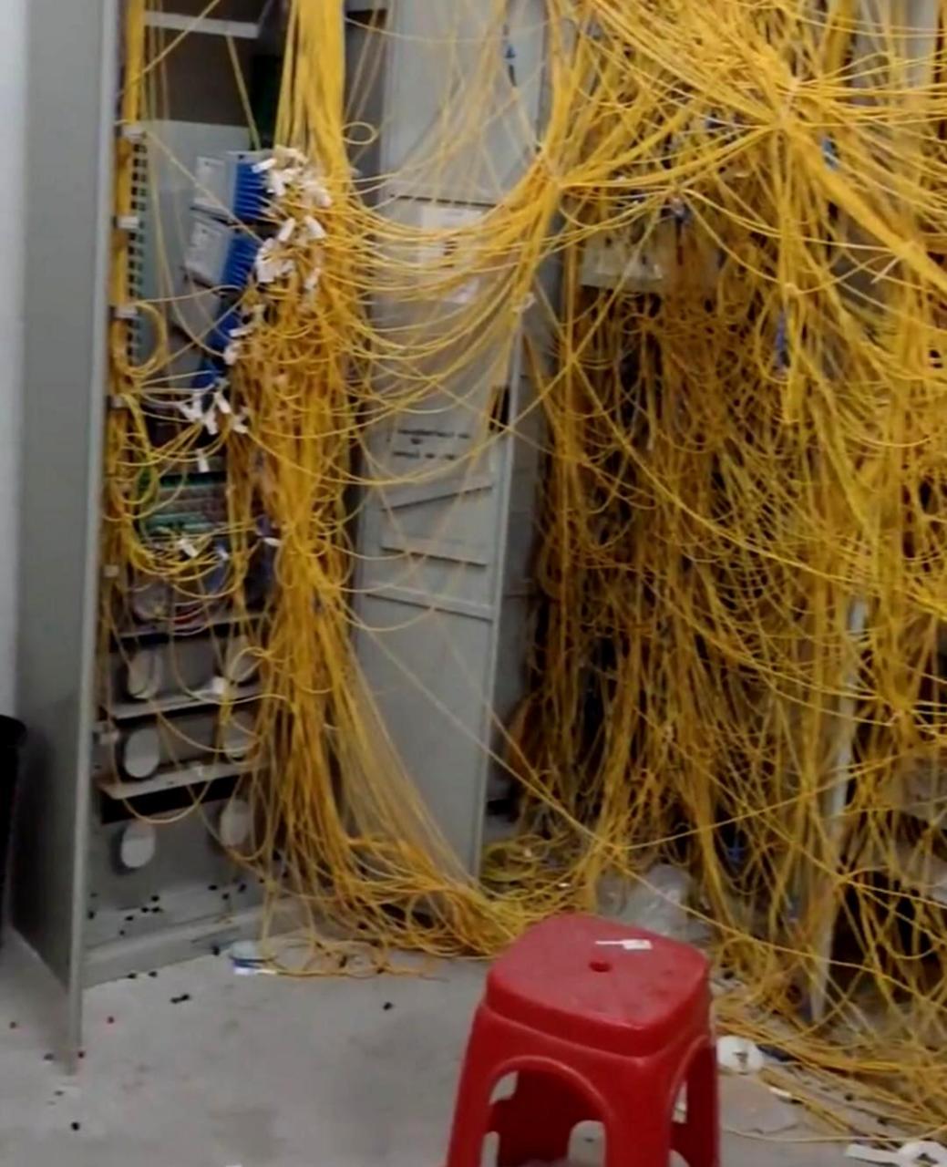 师傅忙碌了三个小时后,召来了一位印度电工.