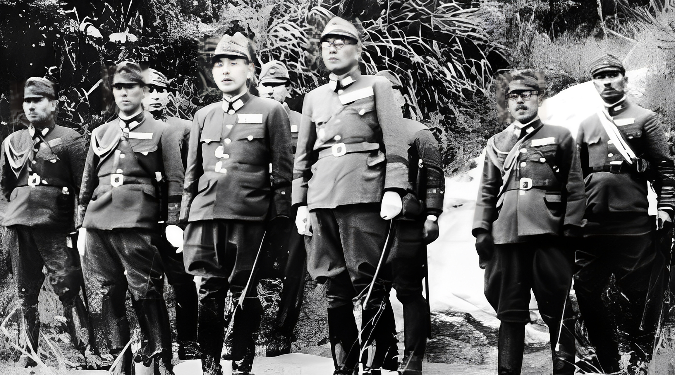 1938年,日本士兵中将松浦淳六郎躺在担架上,像一只流浪狗一样受伤