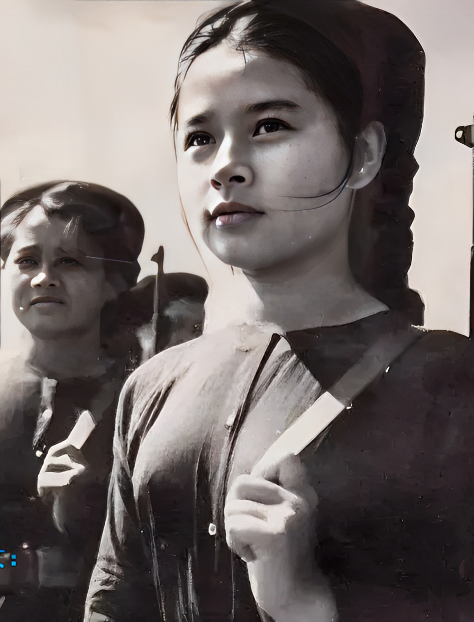 在这场枪林弹雨的战争中,女兵们用顽强的生命力,坚强的意志力,在战场