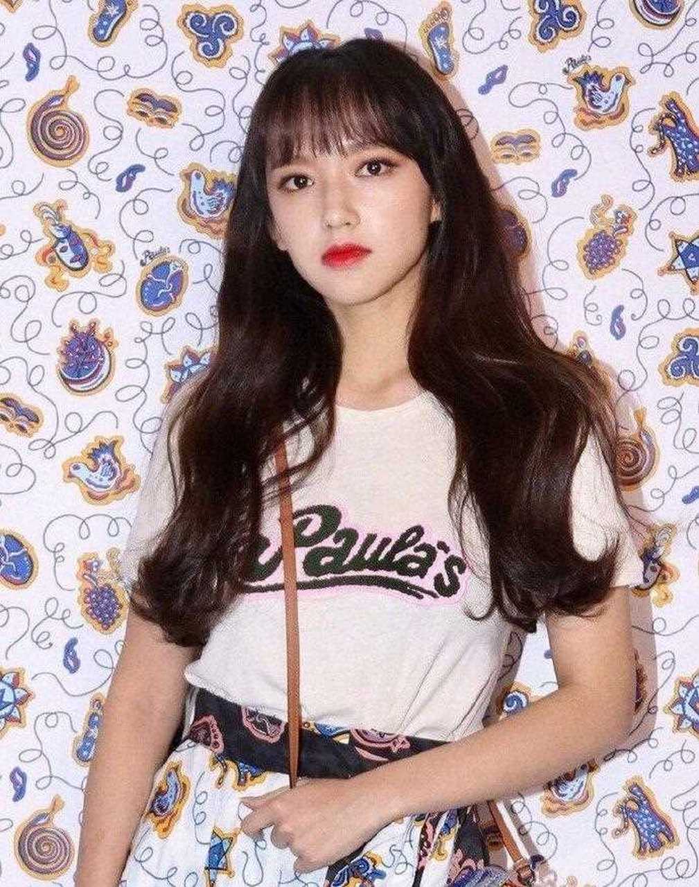 裙子的印花和墙纸花色一样,"铁刘海"减龄显嫩带来不少少女感