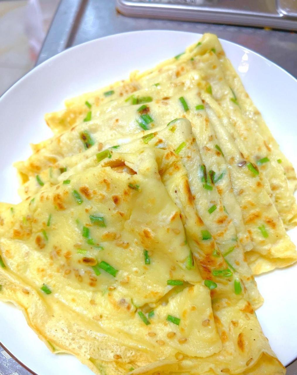 今天早餐吃什么葱花鸡蛋饼 简单又好操作的鸡蛋饼 食材:面粉鸡蛋葱花