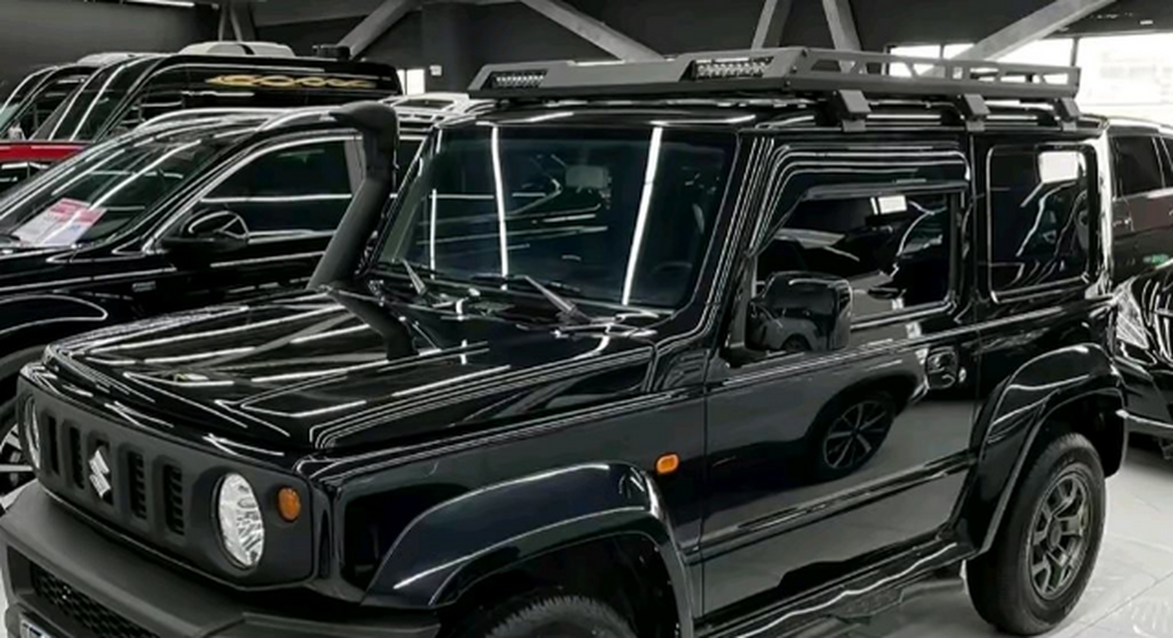 外观上黑武士吉姆尼采用经典的五孔格栅配合圆形大灯的设计,线条比较