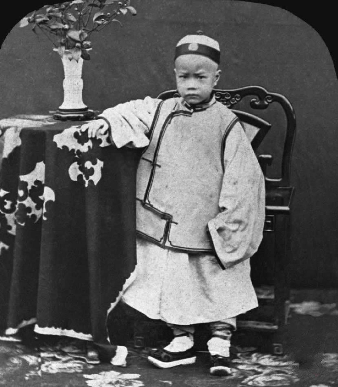 一位富家子弟在室内摆拍,这张老照片呈现的才是最真实的"小少爷"形象