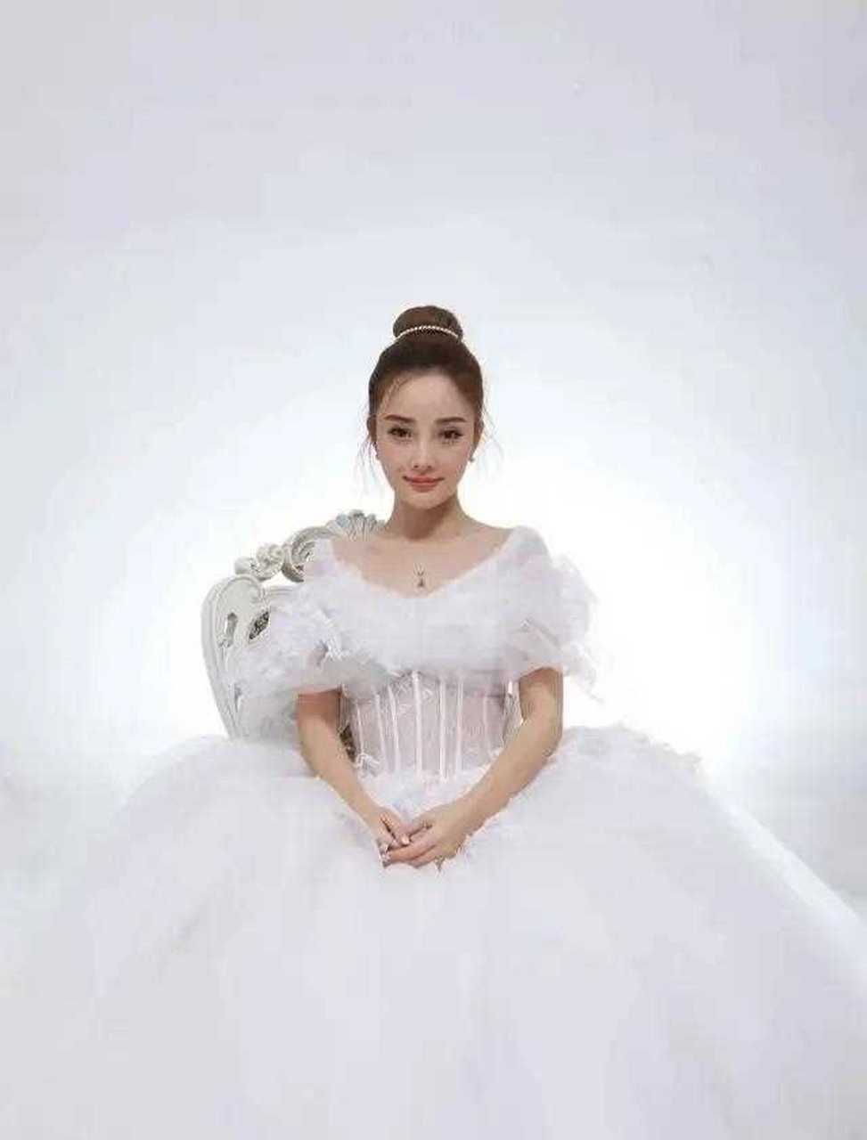 李小璐婚纱照,看起来清纯文静,这状态让人想起了《奋斗》里的"杨晓芸"