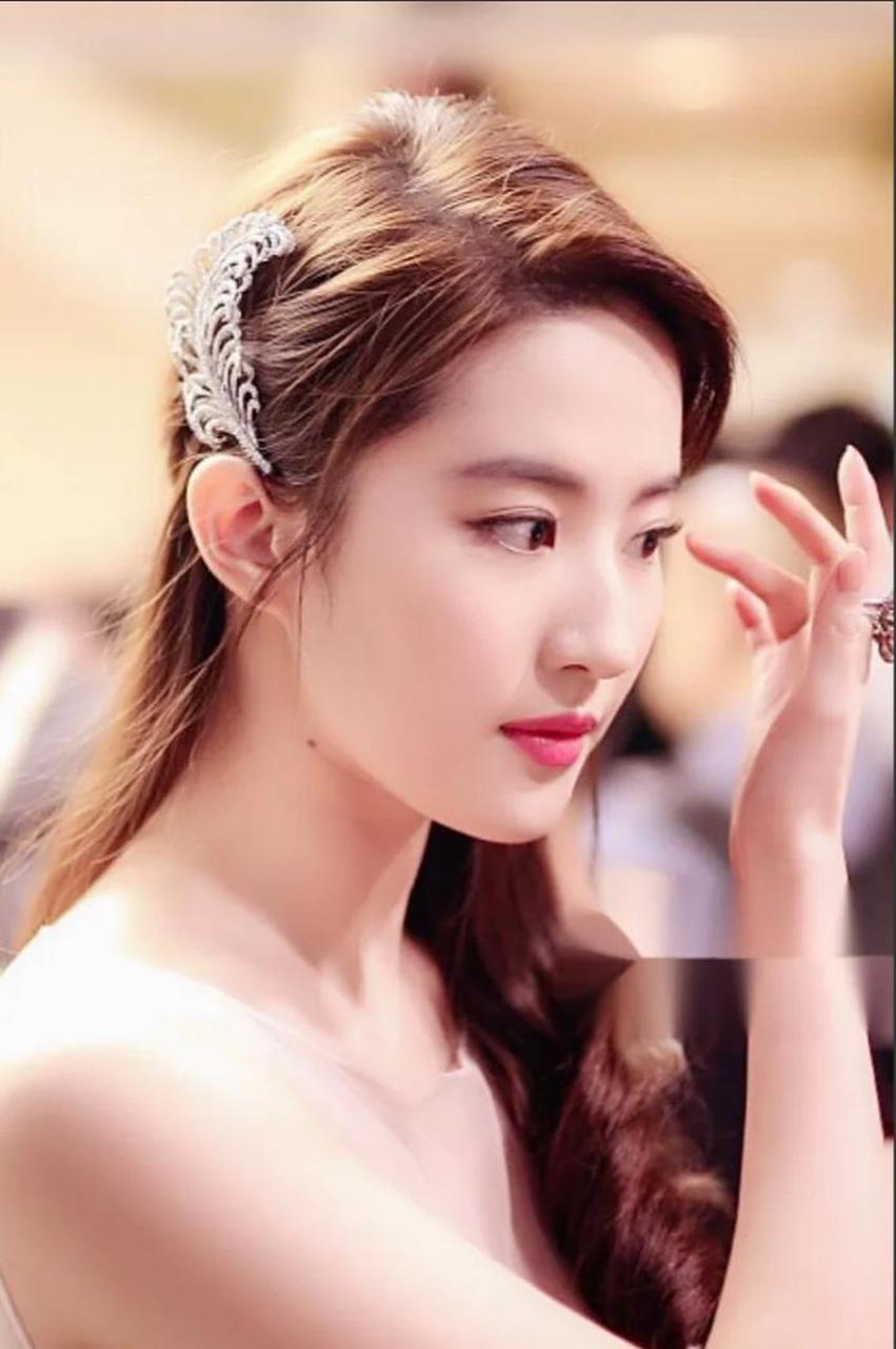 "  刘亦菲与吴亦凡曾合作《致青春·原来你还在这里》,在开拍前