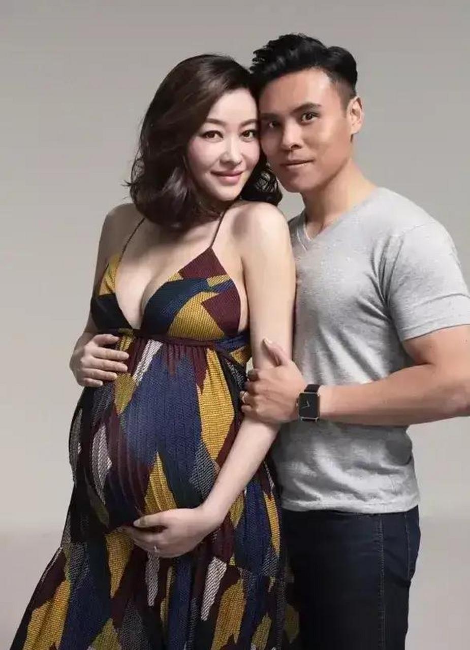 gif创作人# 熊黛林孕照,满脸笑容好幸福!