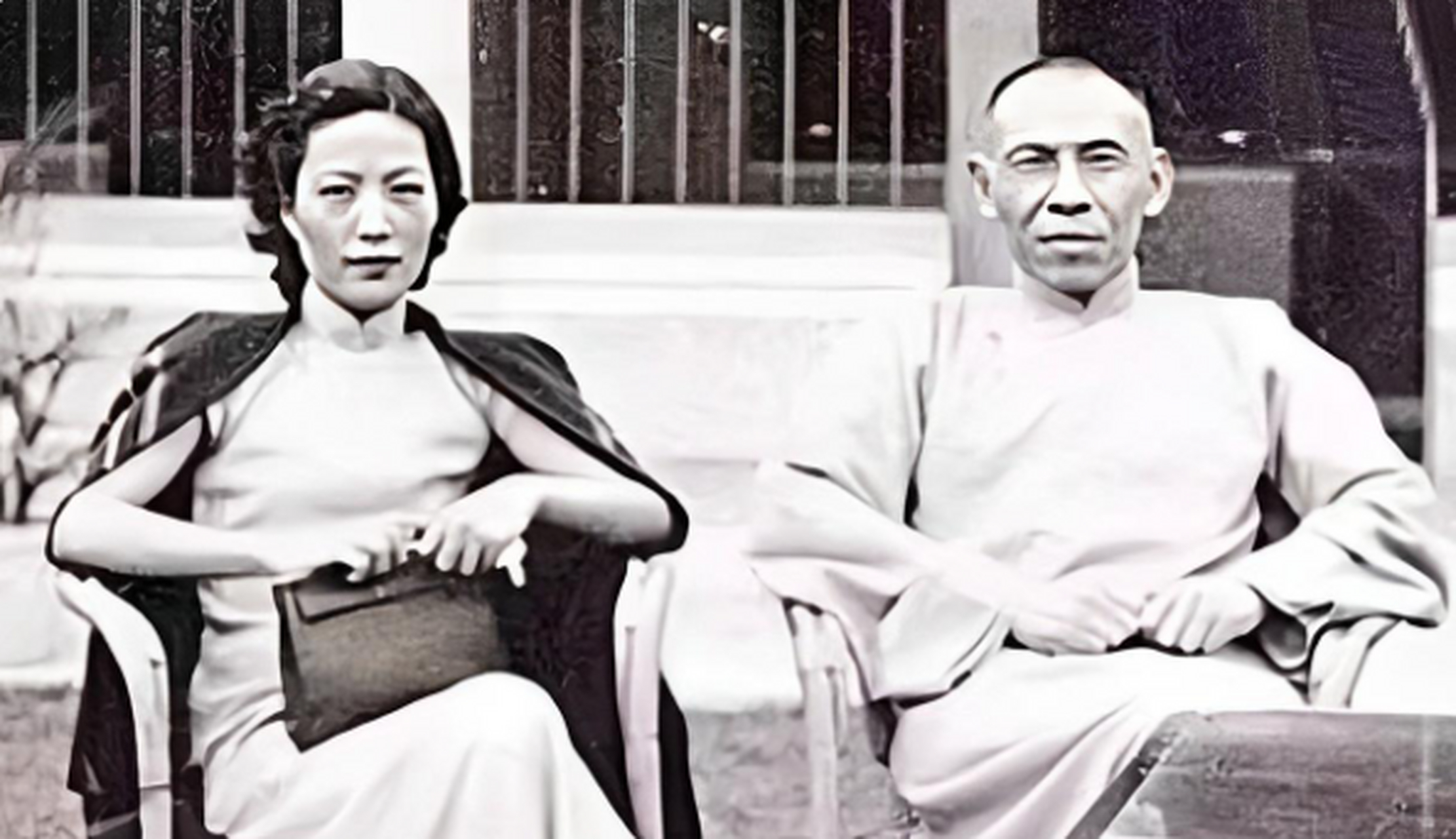 当一位恩人领着儿子到来,杜月笙的妻子沈月英轻声说:"试着将五块钱扔