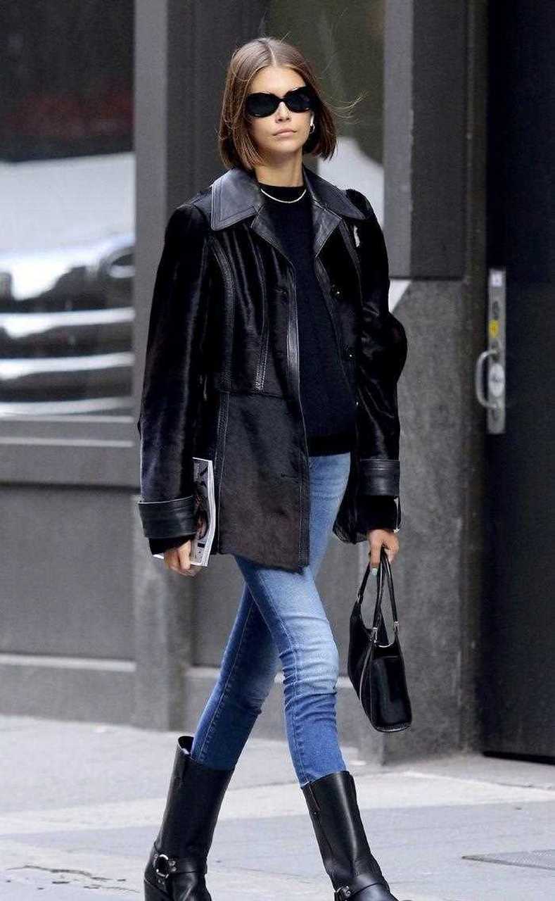 紧身牛仔裤搭配骑士靴