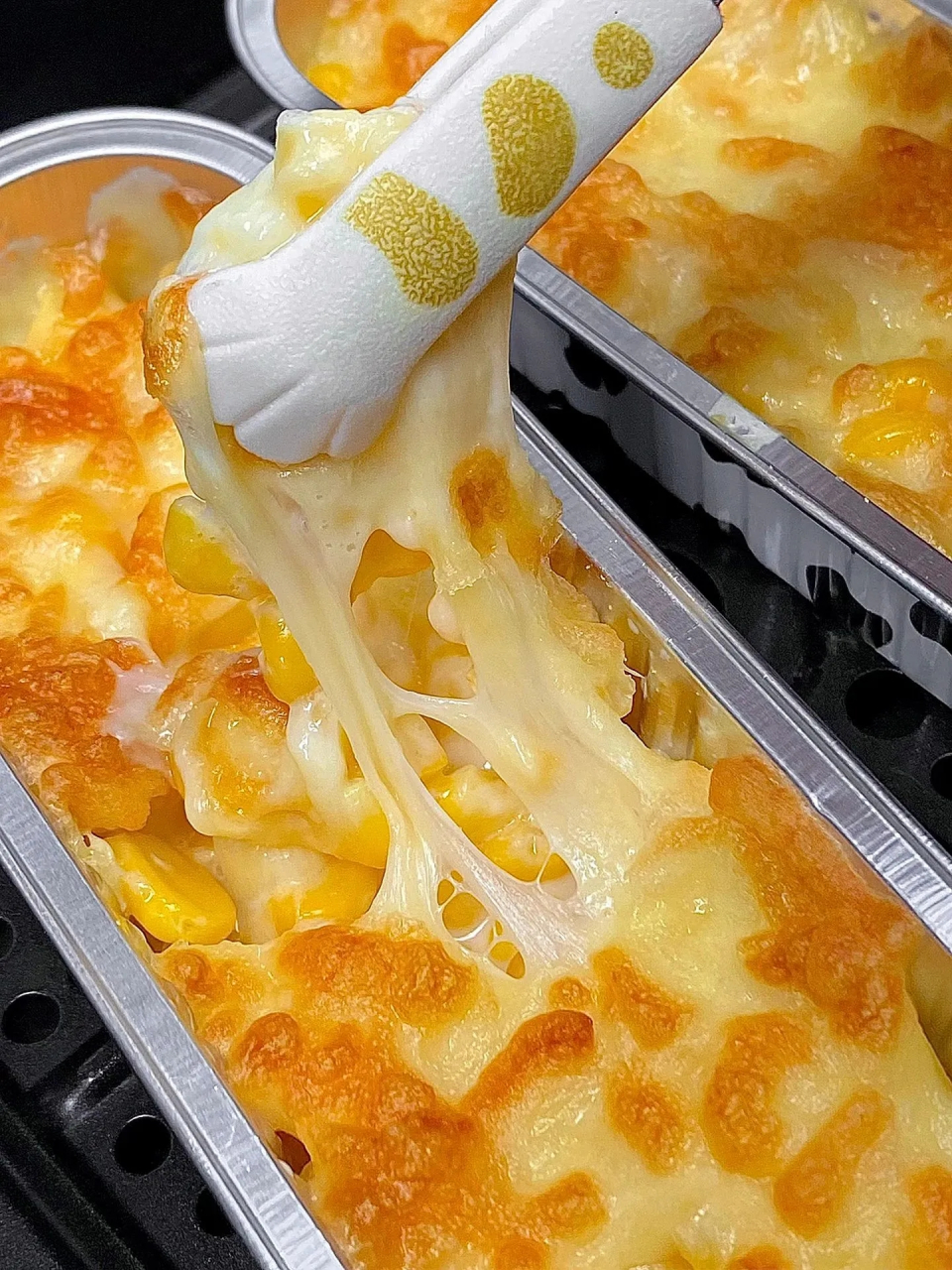 芝士焗玉米自己在家就能做了  奶香浓郁的芝士包裹着香甜的玉米粒