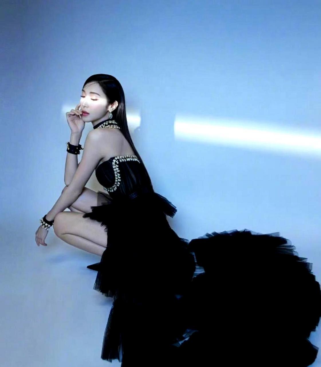 郑秀妍穿着高跟凉鞋,展现出她修长的美腿.