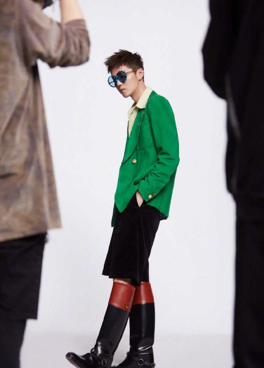鹿晗身穿gucci红绿黄丝绒款式套装,带来缤纷亮丽的造型,马卡龙衬衫,拼