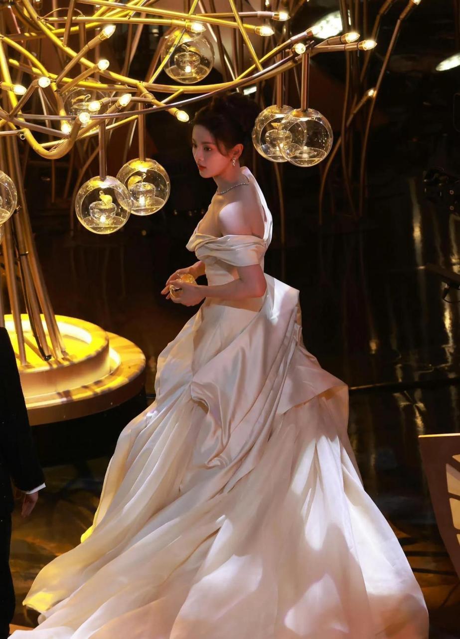 杨超越低胸礼服长裙出席活动,超有气质,更没想到还超有料!