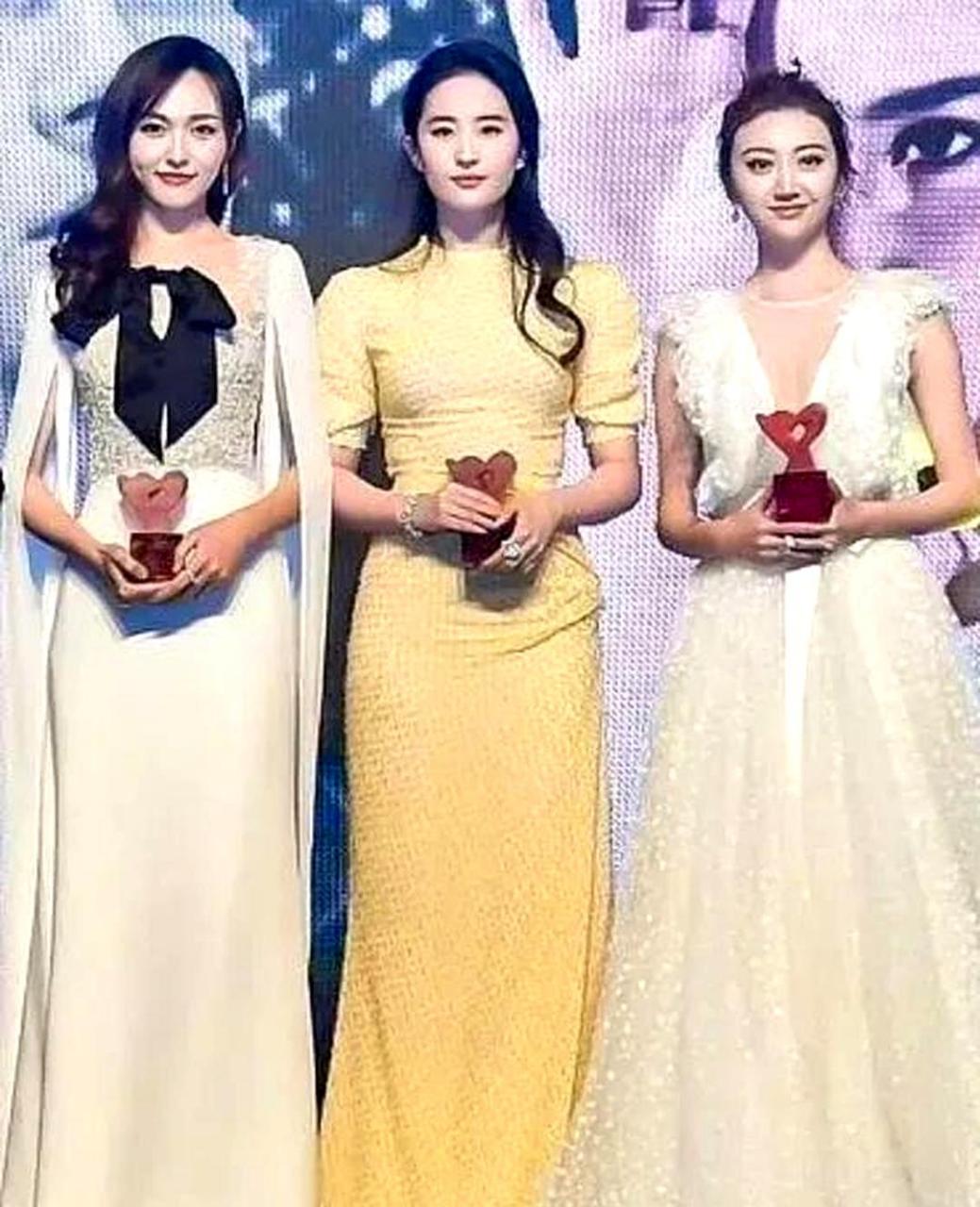 三位绝世美女唐嫣,刘亦菲和景甜同框,你们觉得这场视觉盛宴如何?