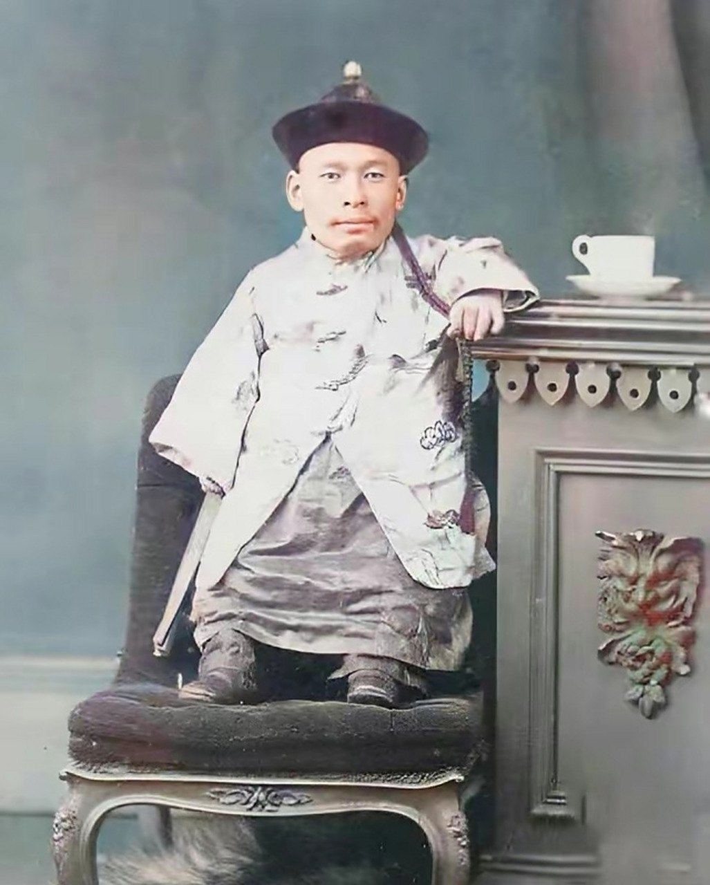 坐在椅子上的男人,是一个侏儒症患者.