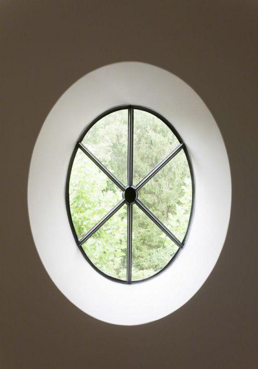 圆形窗原是中式园林中常见的 如今因为铝合金玻璃等材质 变得现代感