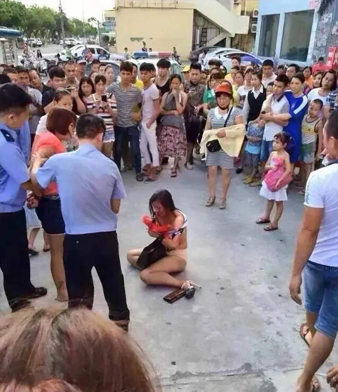 而事实上她是一位小三,要不是警方拦着,不知道要被打成什么样子