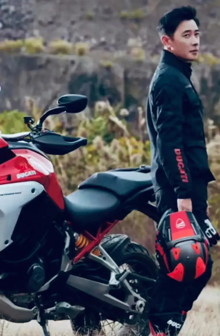 唐嫣,罗晋夫妇二人骑摩托车郊区游玩,真是又酷又飒,唐嫣穿帅气逼人!