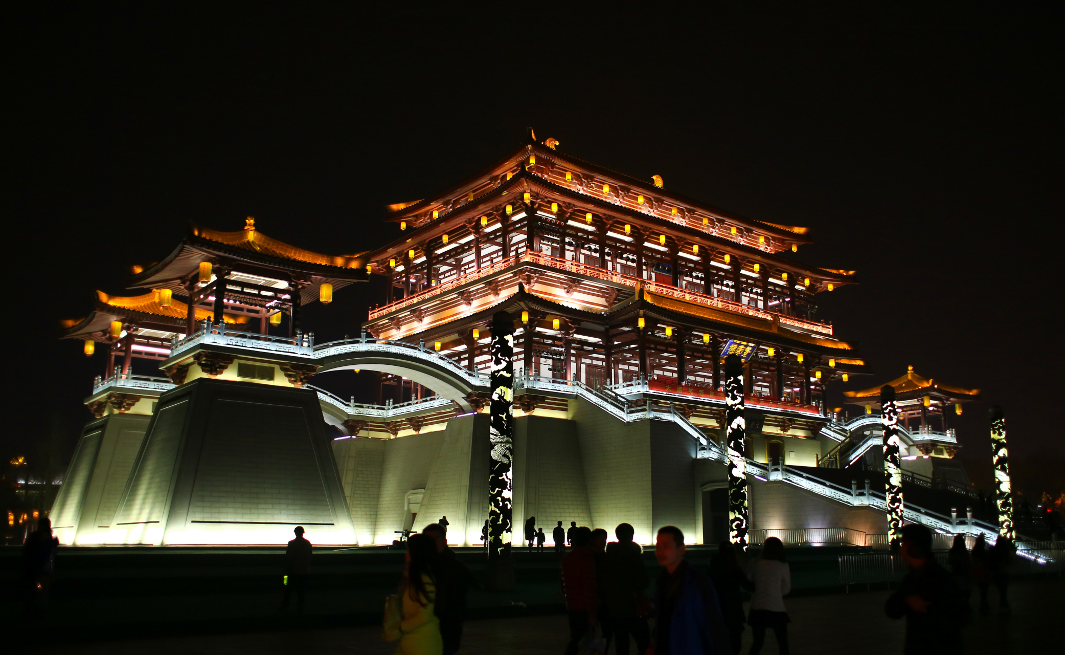 大唐芙蓉园紫云楼:据传,紫云楼唐朝所建,为唐明皇欣赏歌舞,赐宴群臣之