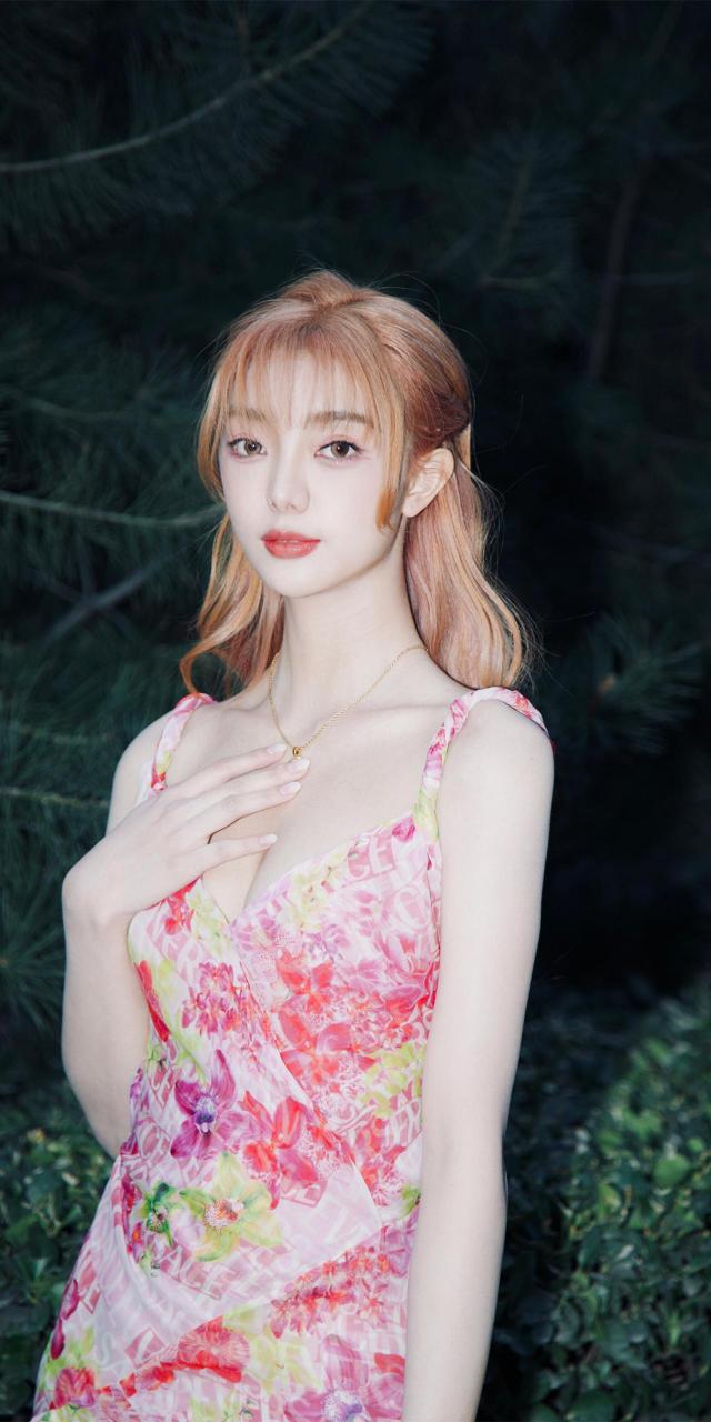 李紫婷,粉色吊带碎花长裙,唯美仙气写真壁纸,少女感满满.