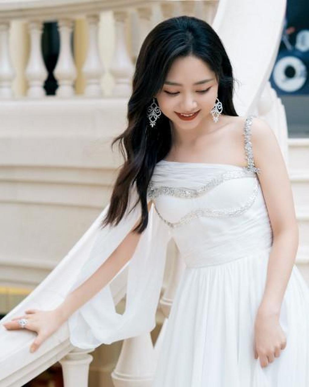 谭松韵越来越有女人味!一袭白色吊带裙,仙气满满