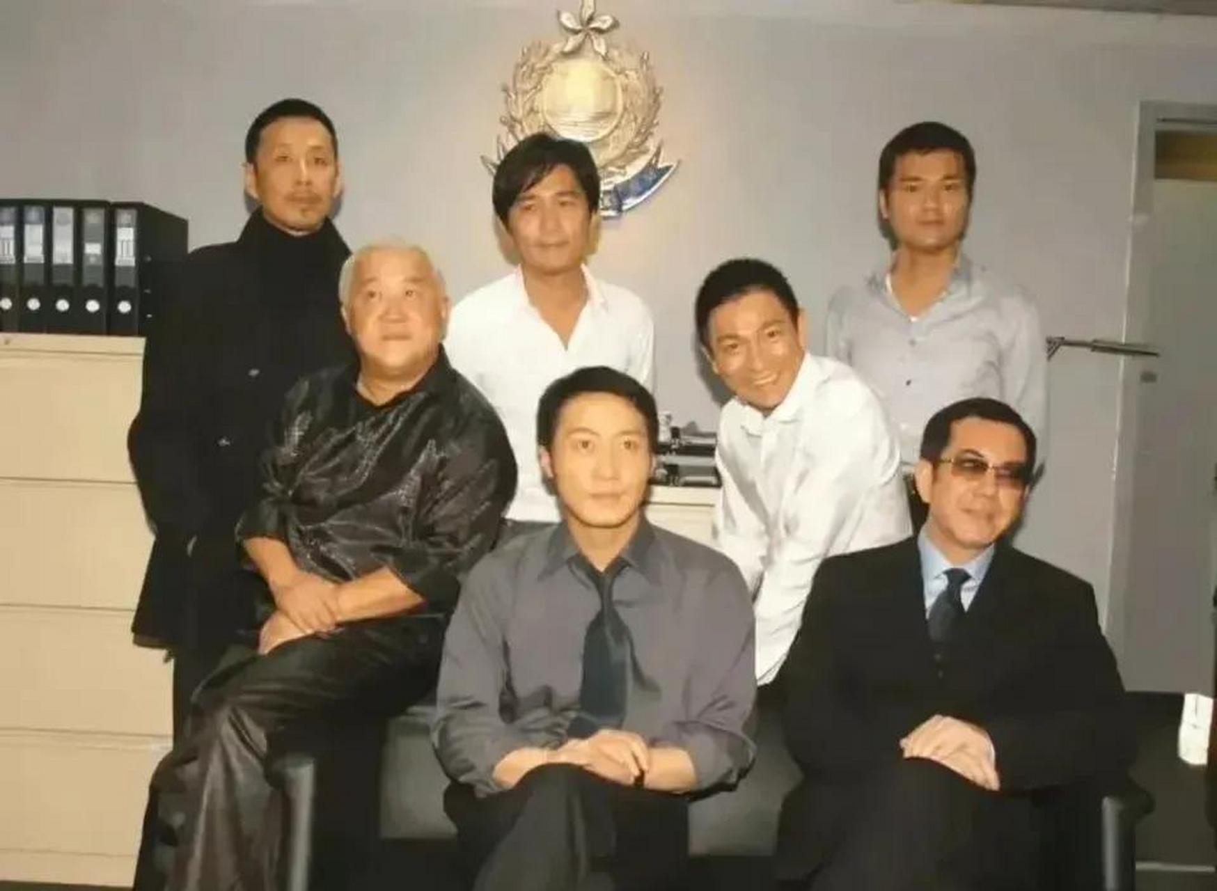 大佬们合影都不看镜头的吗? 而且七个人竟然可以看向不同的方向.