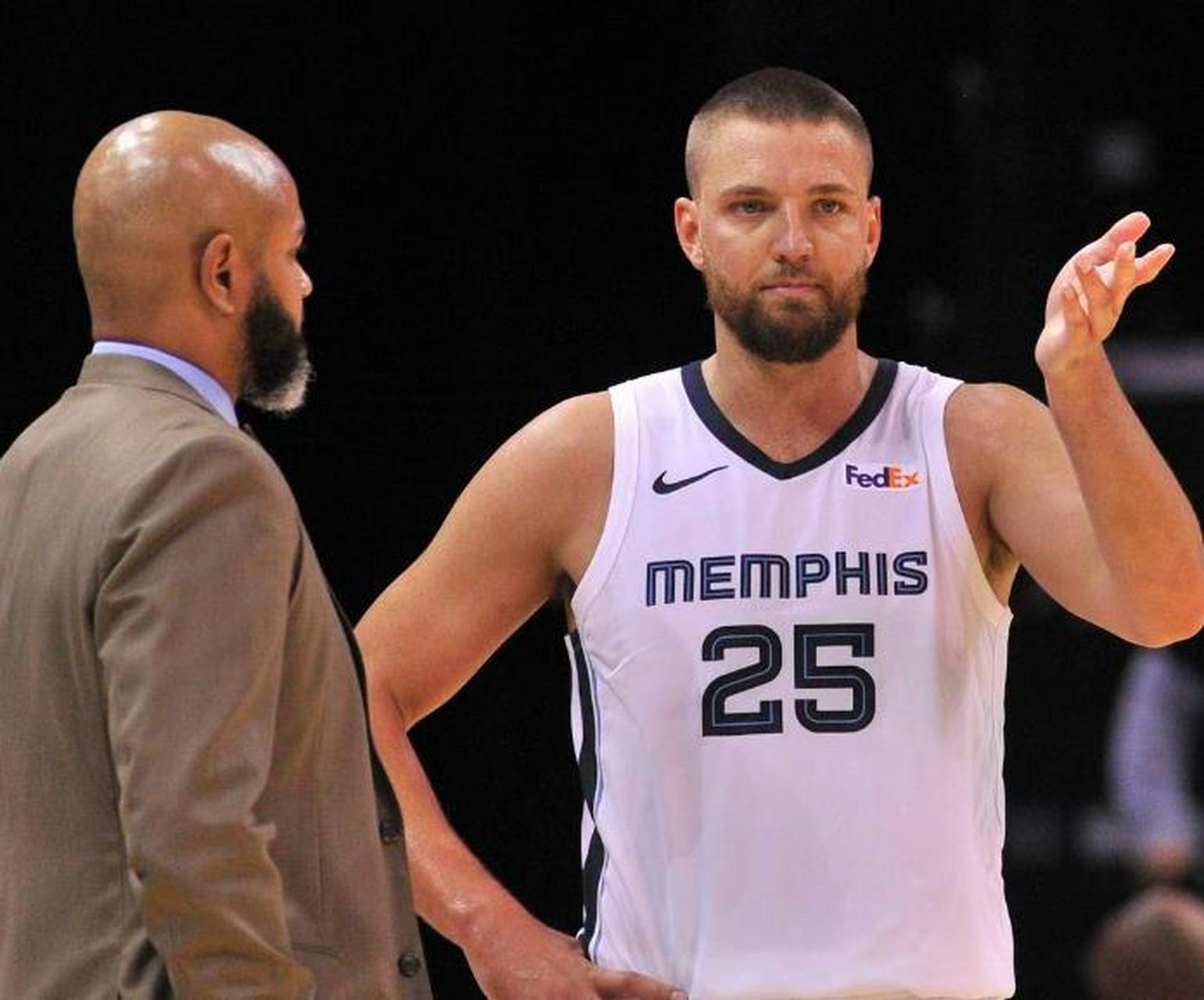 5月15日讯 莫兰特直播中再度持枪,前灰熊球员帕森斯表示:"禁赛莫兰特