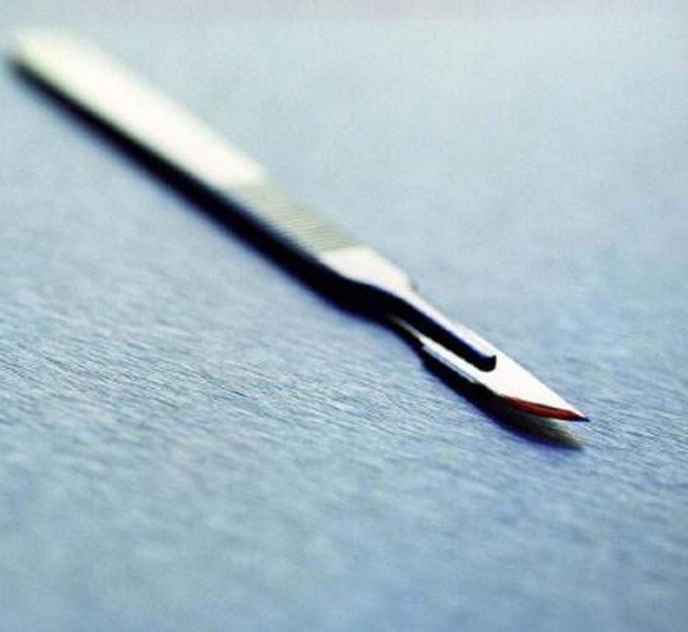 这把手术刀因形似柳叶,名"柳叶刀".