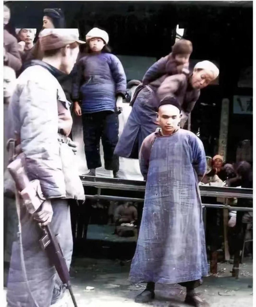 这是1951年,在土改运动中,一名地主被抓后的老照片.