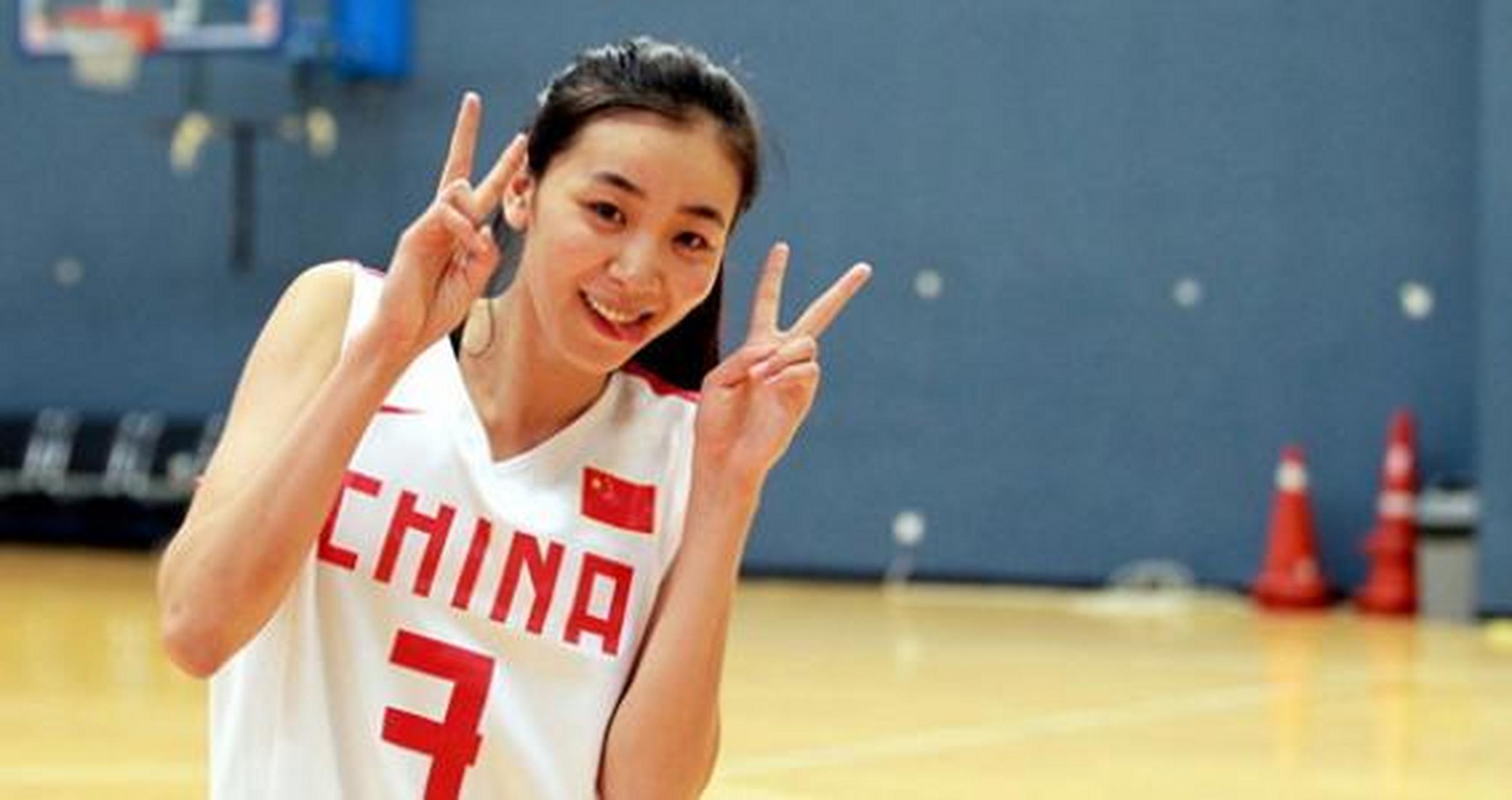 中国女篮中有十位既美丽又强大的球员,她们凭借实力和拼搏精神在篮球