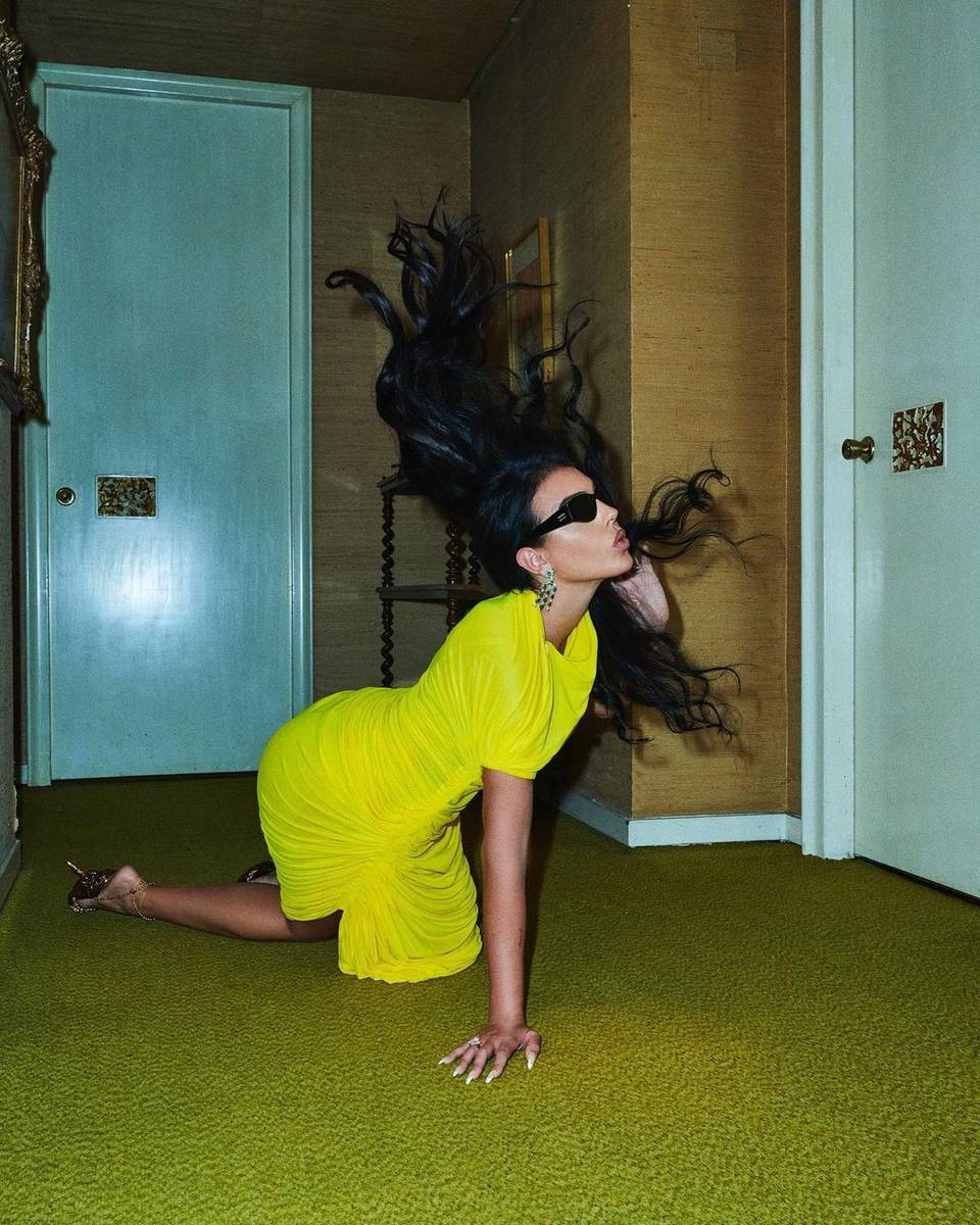 西班牙模特,舞者,同时是球星c罗的现任女友,曾是一名奢侈品店的销售