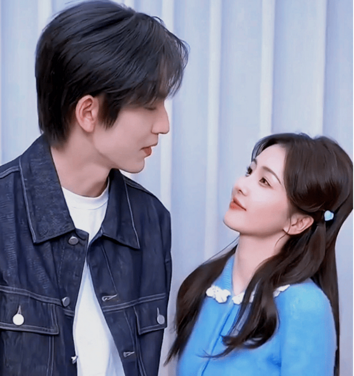 近期,网上盛传张凌赫与白鹿的恋情,而张凌赫的眼神似乎永远都离不开