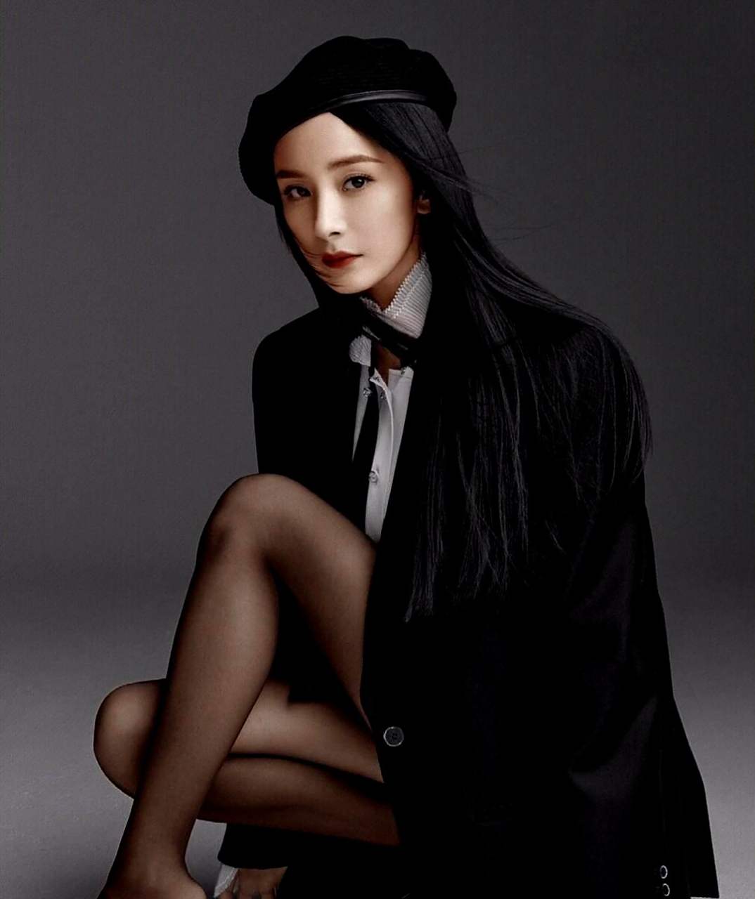 杨幂穿着黑色丝袜,散发出浓郁的女性魅力.