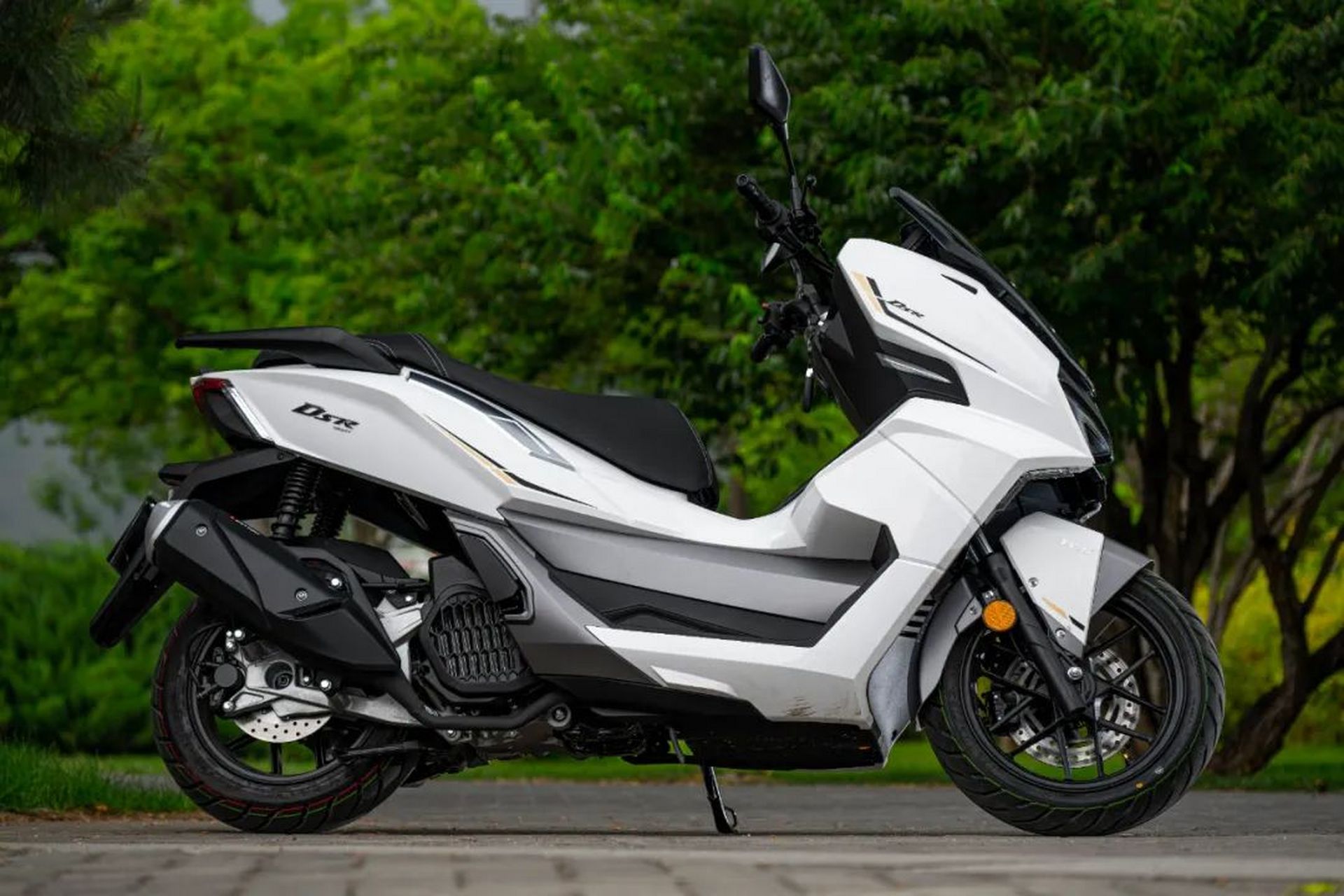 荣150是一款由浙江台荣推出的踏板车,售价12980元.