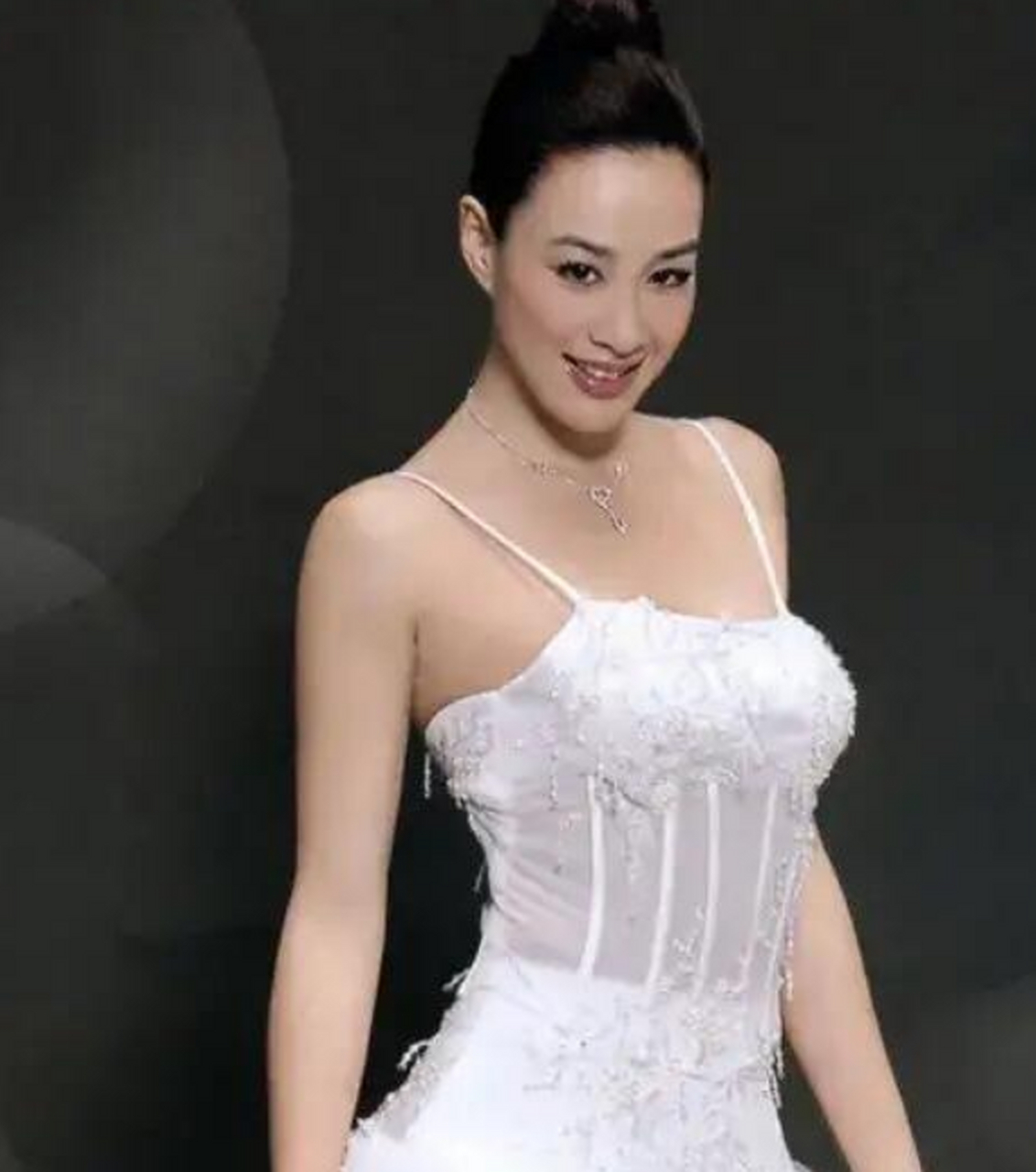 年轻时的钟丽缇身材真的好,高挑,健美,性感,真的是太漂亮了