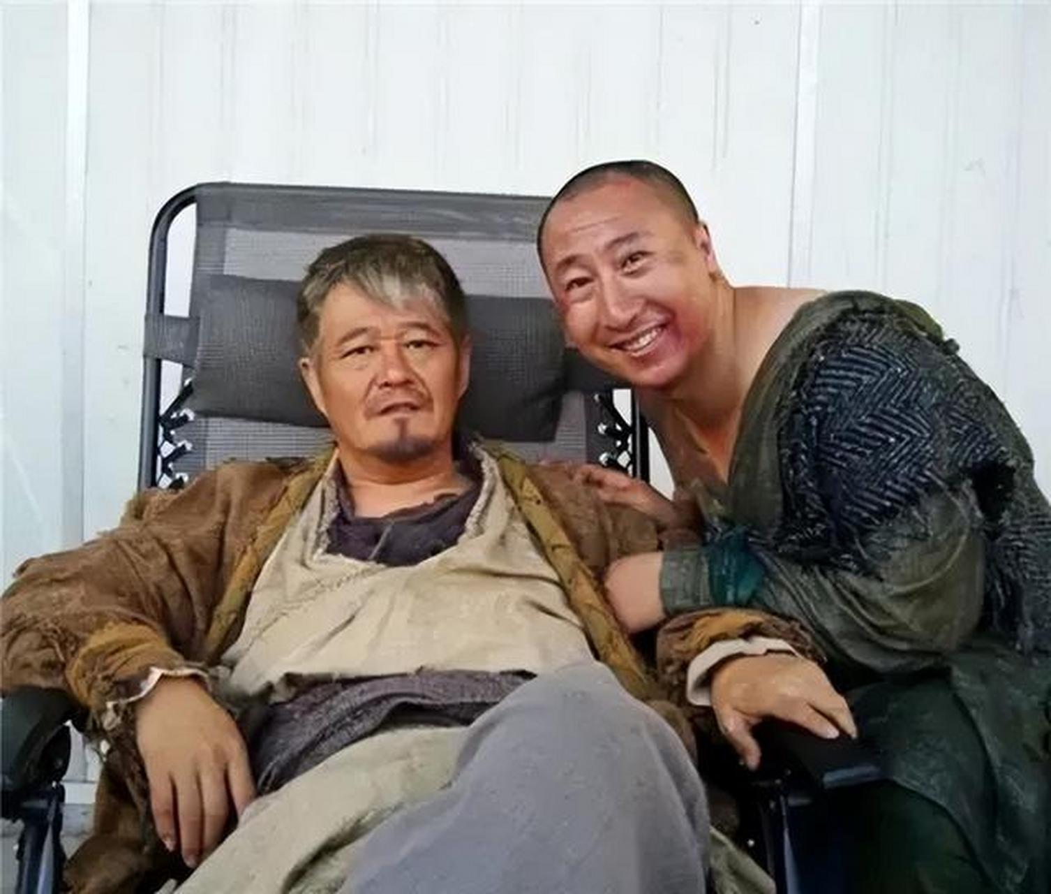 张小光在高速上骑摩托,不知道是为了蹭小车的etc,还是图个方便,炫技