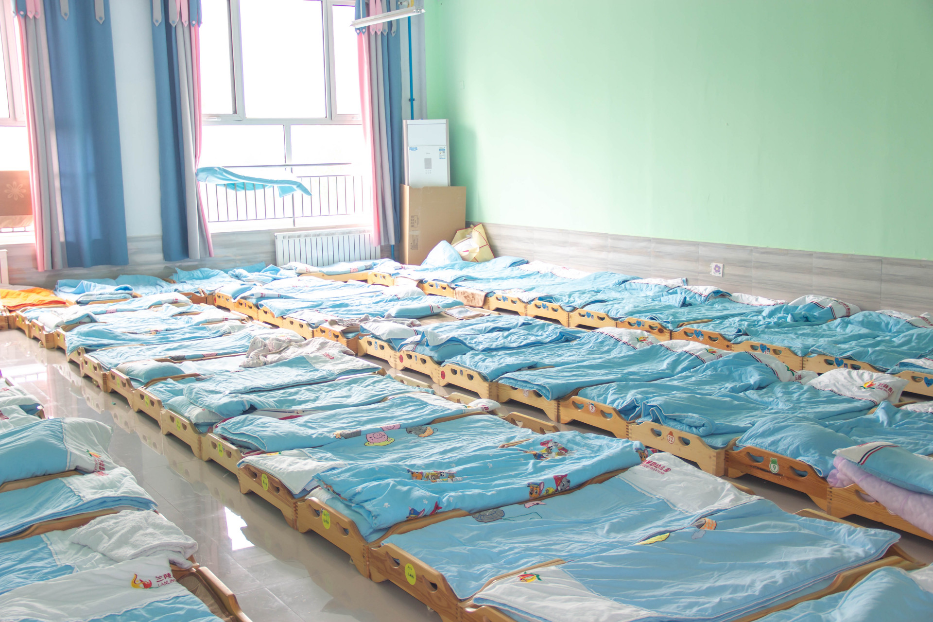 幼儿园睡床,儿童在幼儿园午休床,款式规格有重叠床,方腿床,圆腿床等等