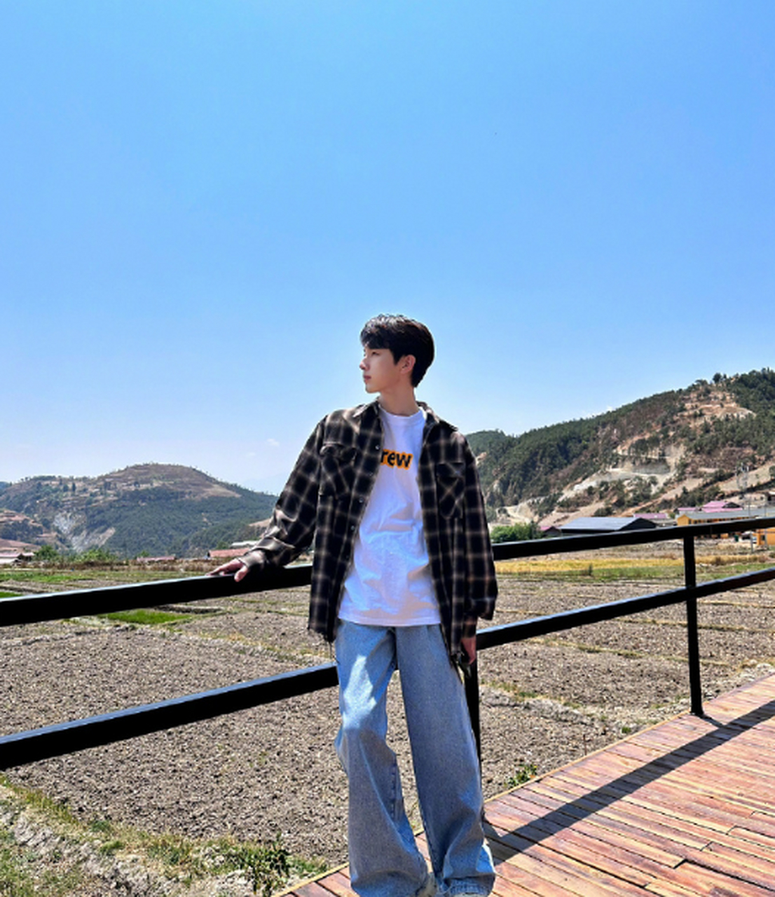 郭俊辰昨日下午在社交平台上晒出自拍照,帅是真的帅,果然还是演学霸