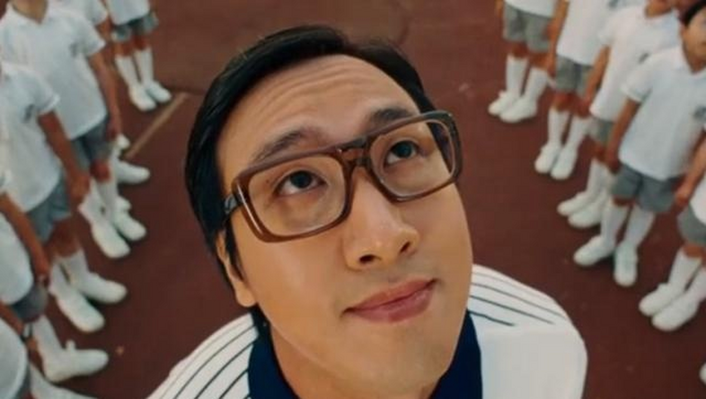 在周星驰电影《喜剧之王》中冯勉恒首次以"斯文败类"形象出演,饰演女