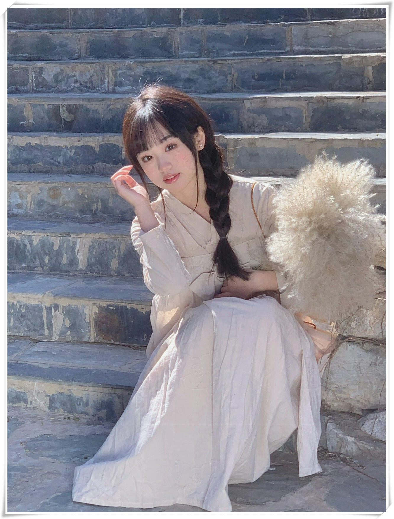 而且还显得特别温柔单侧麻花辫背影图片女独辫美女梳麻花辫的漂亮女生