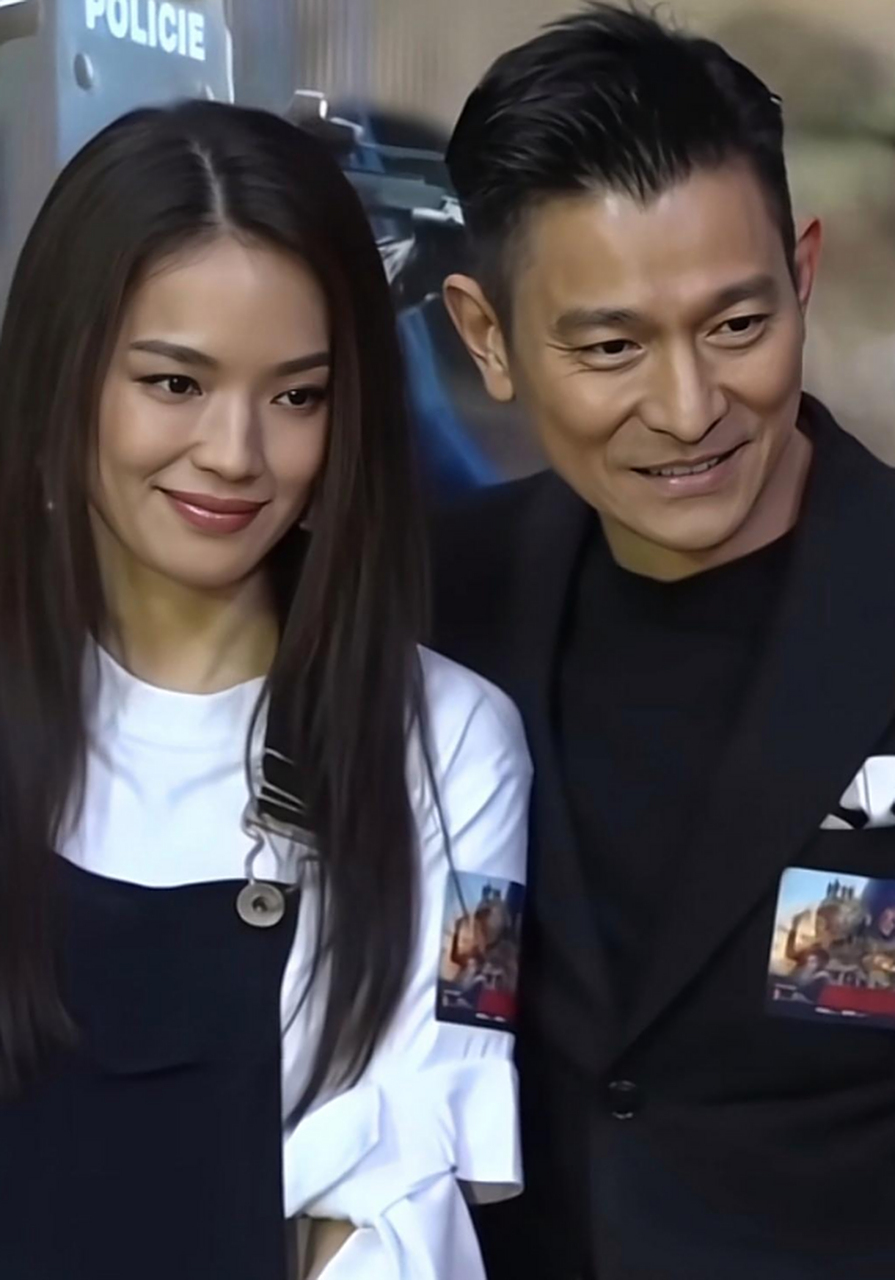 舒淇和刘德华同框,舒淇越来越有成熟女人的魅力,笑起来很甜美
