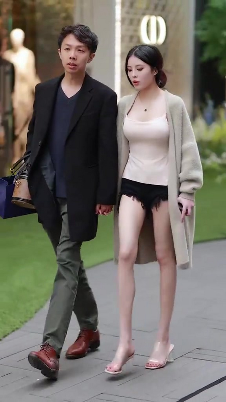 街拍美女:这男的心真大,女朋友穿成这样还让她上街