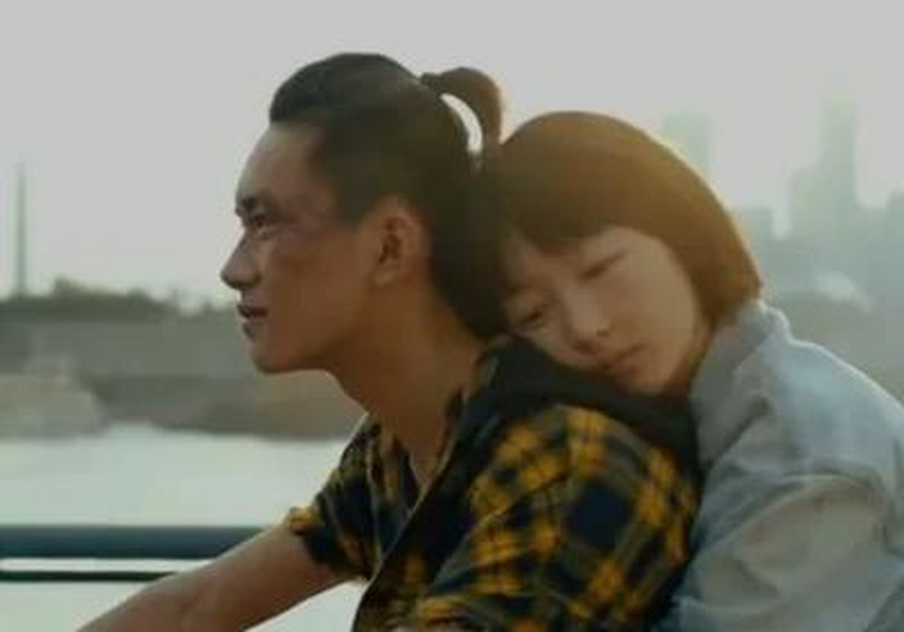 易烊千玺和周冬雨拍吻戏,被问:"我是你吻过的第几个女人?