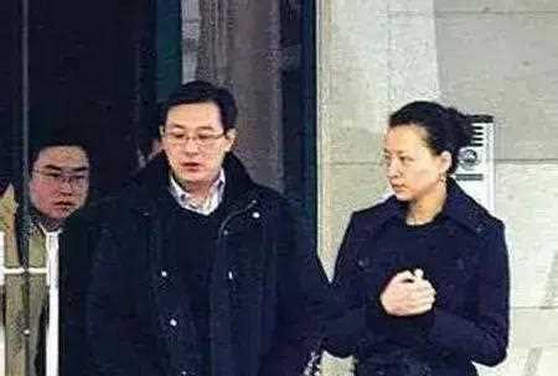 1994年,26岁的杨澜坚决和在银行上班的丈夫张一兵离婚,一转身就嫁给了