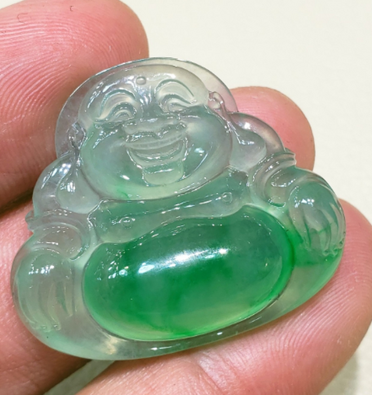 点击头像看直播##翡翠#高冰·飘绿正装佛公》冰润起光,肚子圆绿,透着