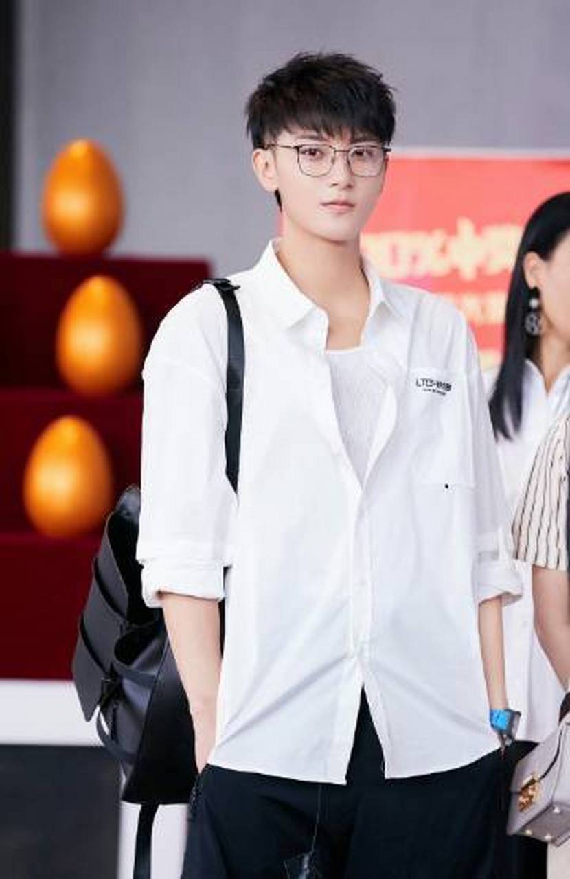 黄子韬回归萌探# 黄子韬萌探3上班路透,有黄子韬在就会多很多笑点啊