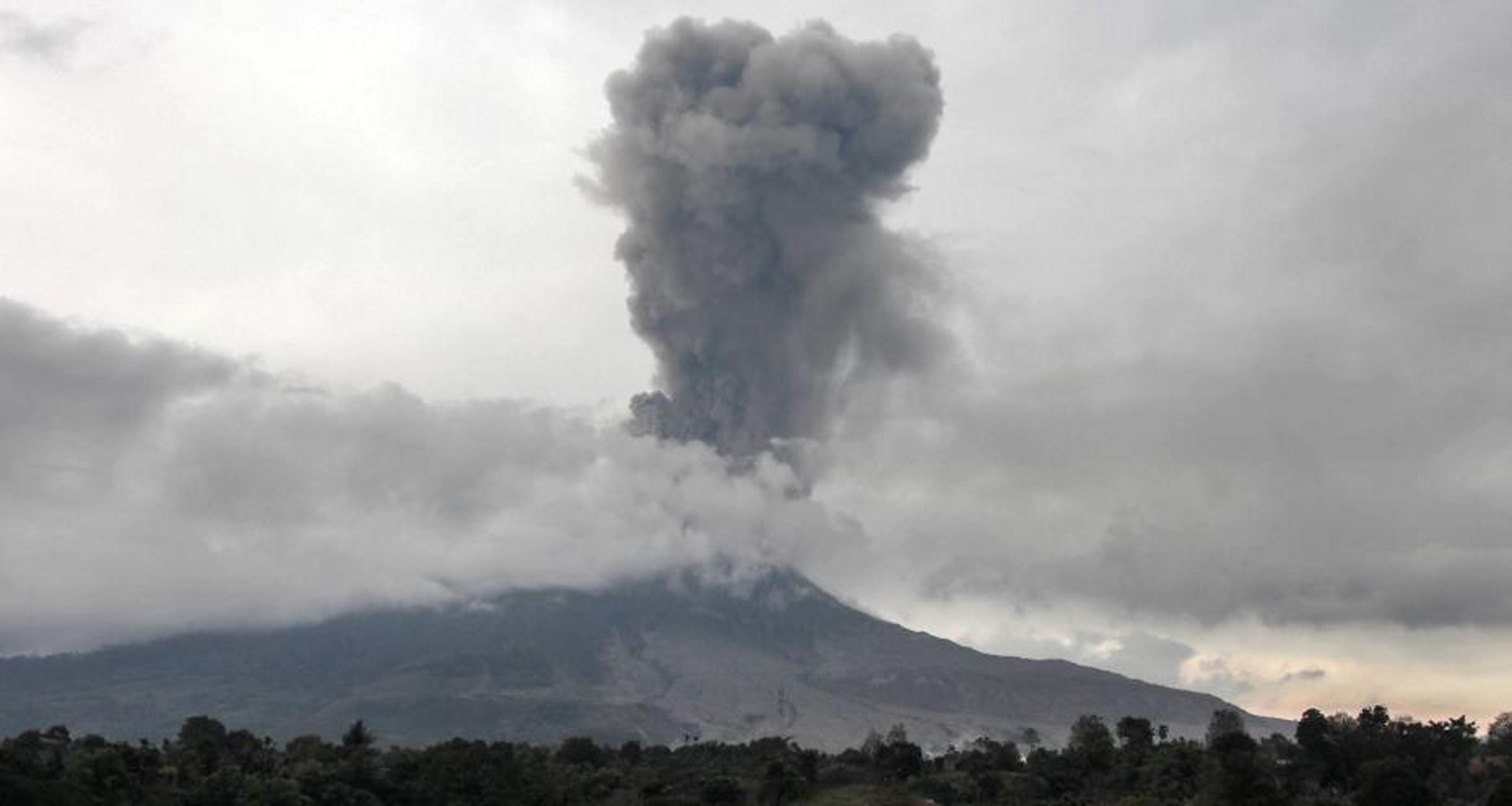 印尼锡纳朋火山喷发不断 巨大"蘑菇云"升腾