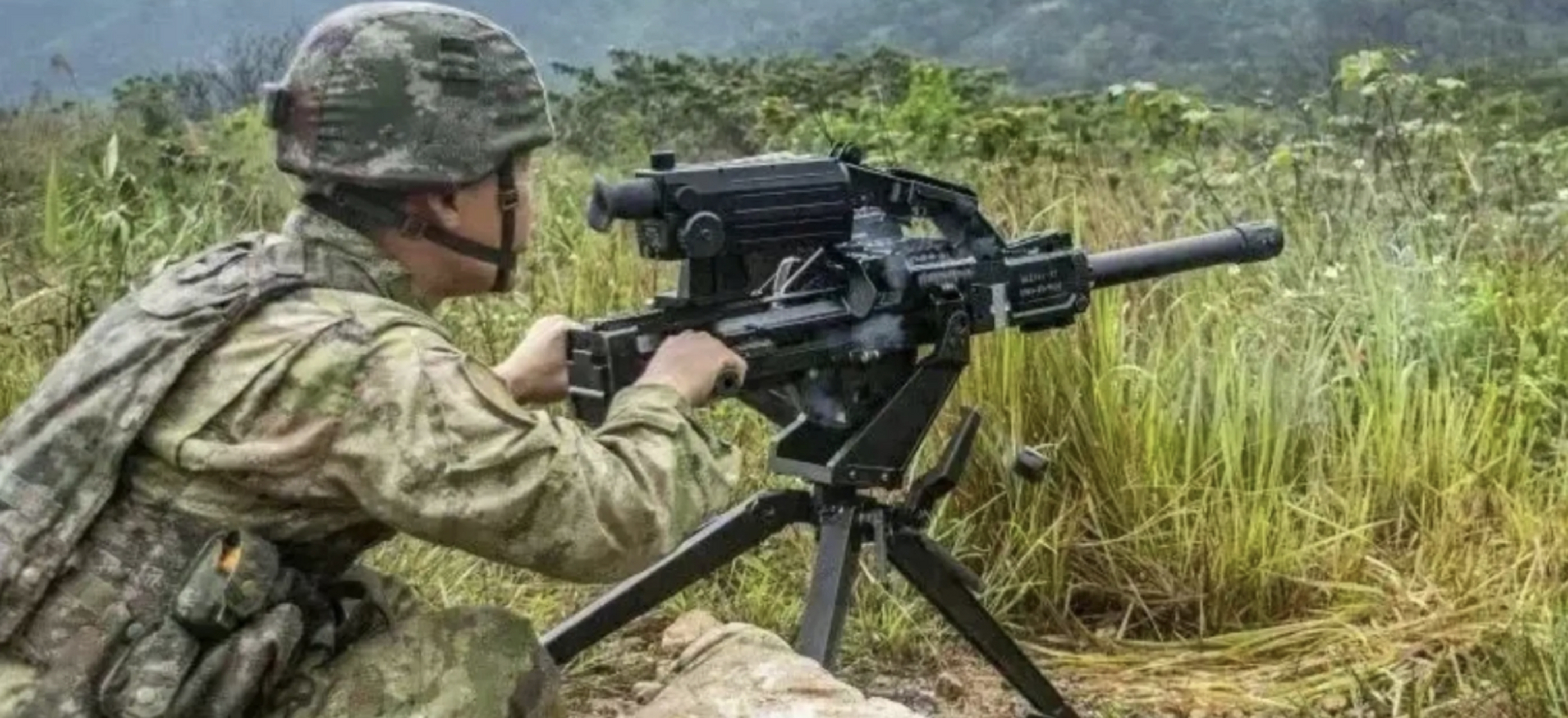 我军换装的国产最新山地型35毫米自动榴弹发射器,射击时后坐力小震动