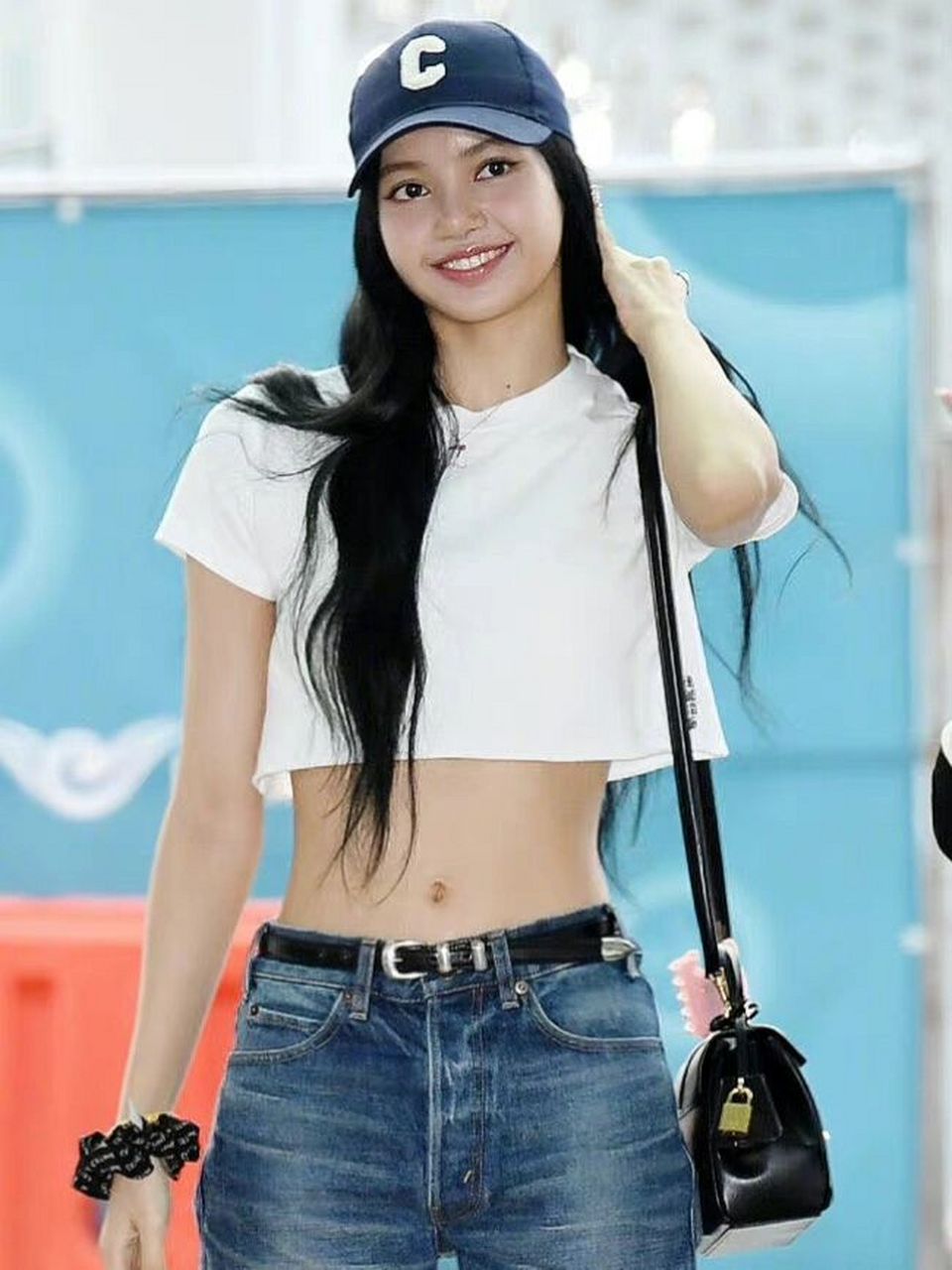 lisa|乌黑长发飘飘  lisa今日机场私服,露腰t恤搭配牛仔裤,简洁大方