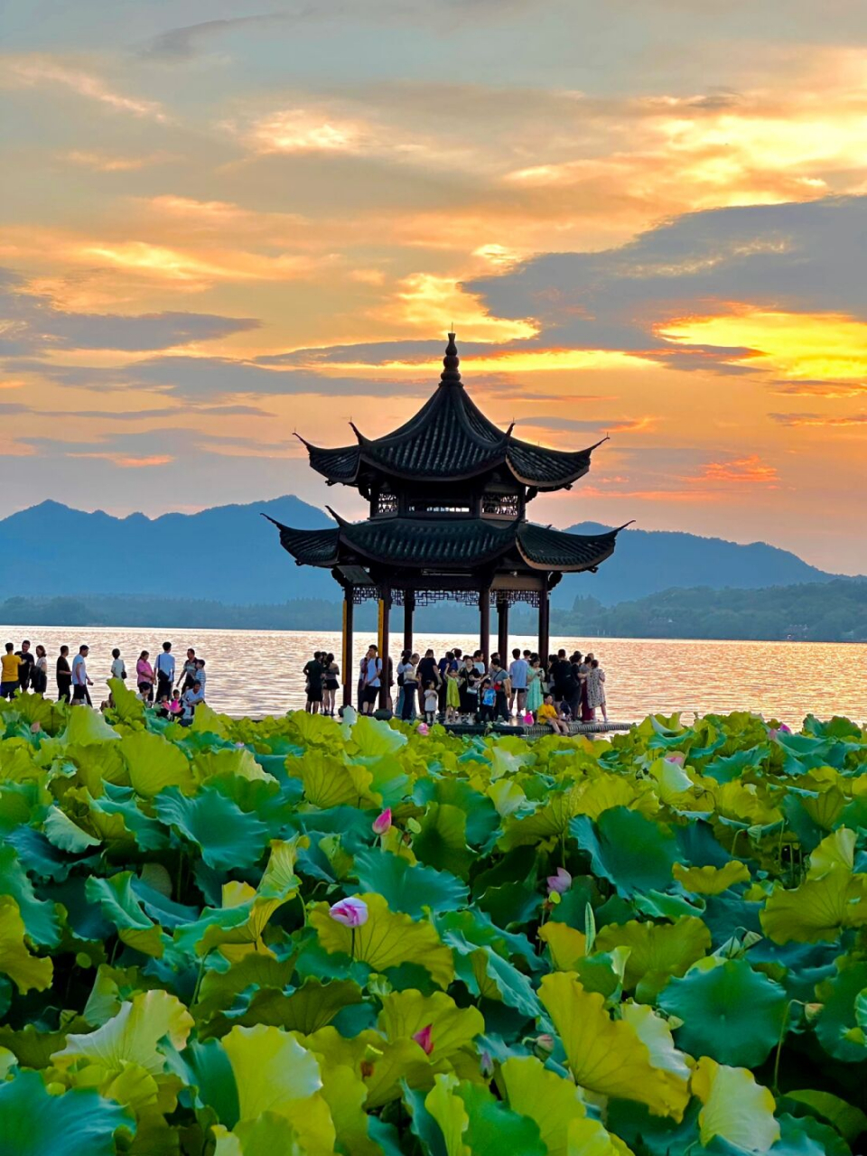 夏天的西湖晚霞真的可以封神   夏日的黄昏是浪漫铺就的 会有缱绻的