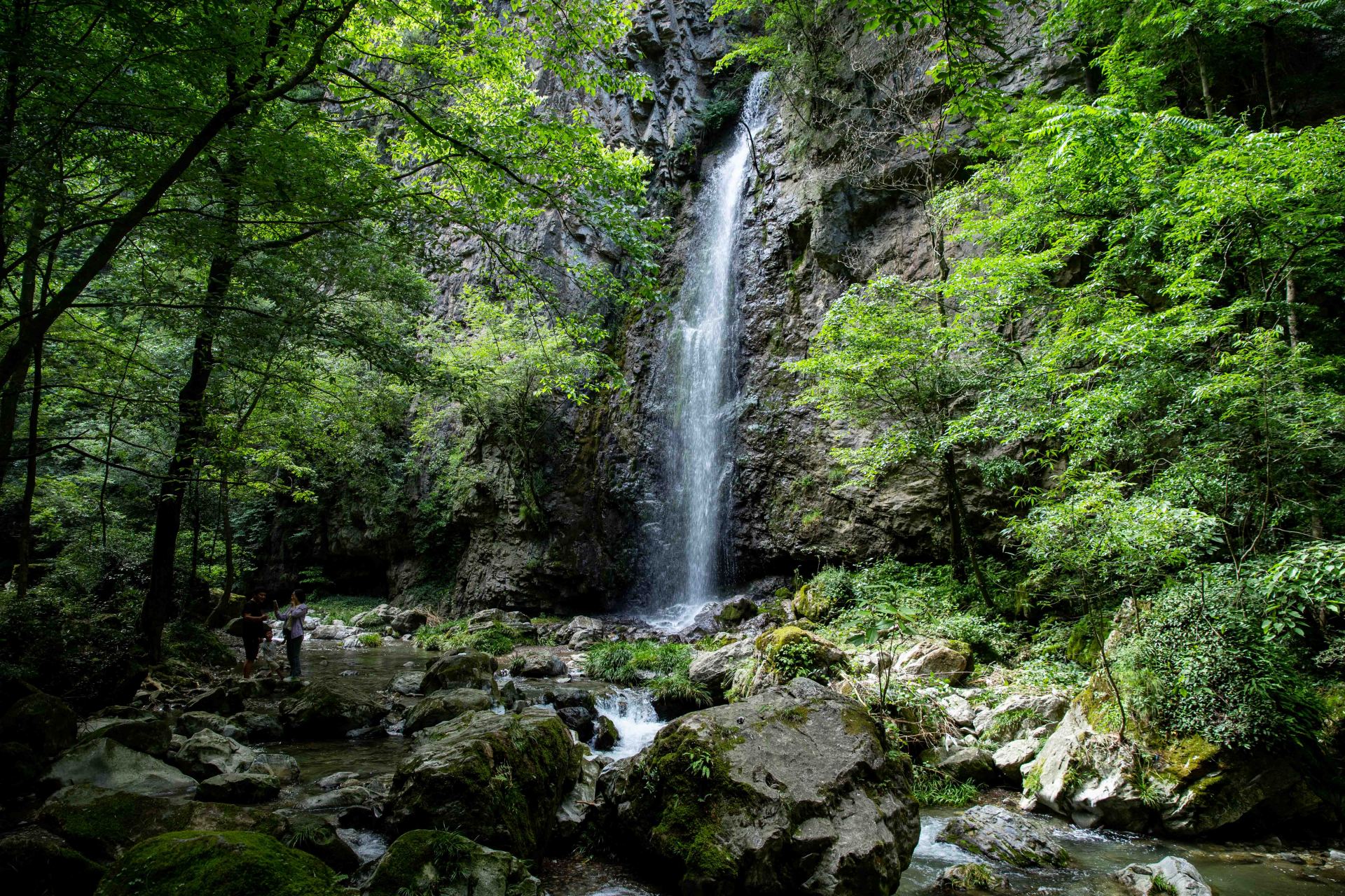 房县野人谷,作为避暑胜地,主打就是峡谷与飞瀑.#带着避暑攻略上热搜